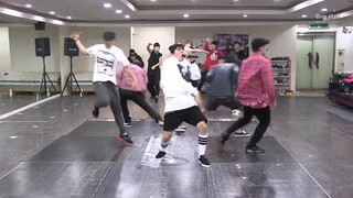 Latihan tarian oleh BTS.