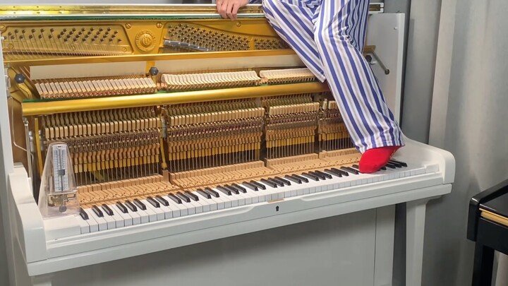 《用脚都比你弹得好》