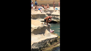 Everyone, give a round of applause for the diving puppy! 👏