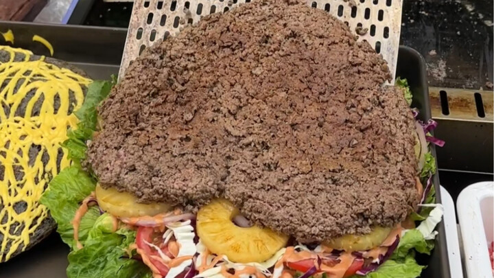 Ketemu burger raksasa 18 inci di jalanan! Dua pon daging sapi Australia yang digemukkan dengan biji-