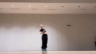 LESSERAFIM表演总监为许允真自作曲编舞