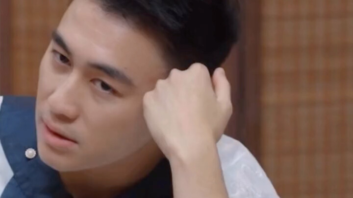 Love is always feeling indebted—on He Youjun and Xi Mengyao, it’s perfectly embodied. He doesn’t thi