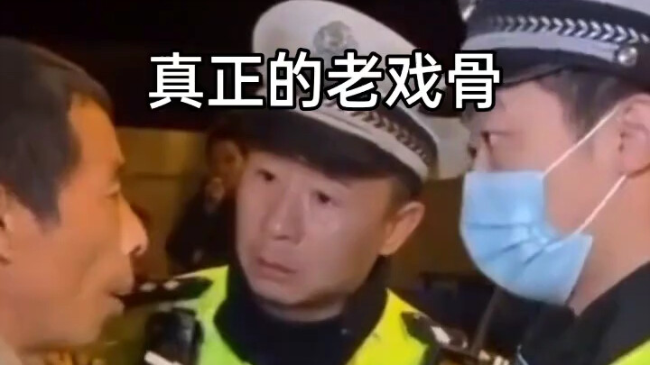 Pak tua nekat menunda sampai jam pulang kerja petugas lalu lintas