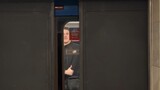 Gerbang keamanan bergaya guillotine dari negara yang berperang, kereta bawah tanah Rusia yang keterl