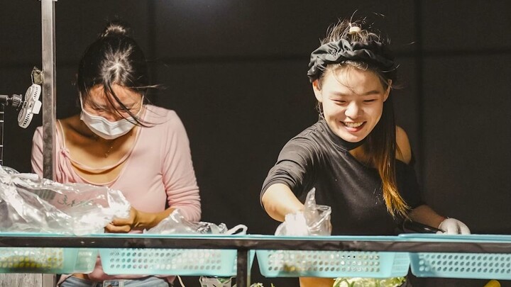 สาวงามเปิดแผงขายหมี่ผัดเพื่อความรัก พอพูดถึงสามีเธอก็หลั่งน้ำตา