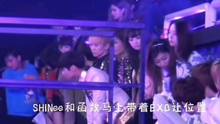 f(x), SHINee, dan EXO memberikan tempat duduknya untuk T-ara, namun pada akhirnya negosiasi SHINee d