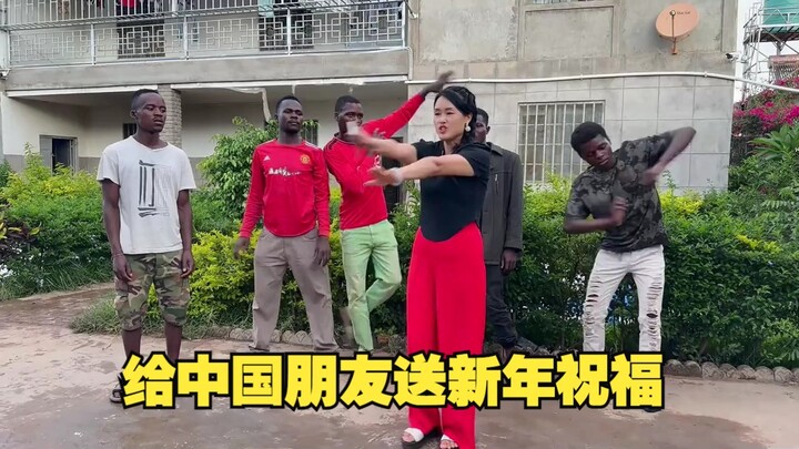 非洲员工为了给中国朋友送新年祝福