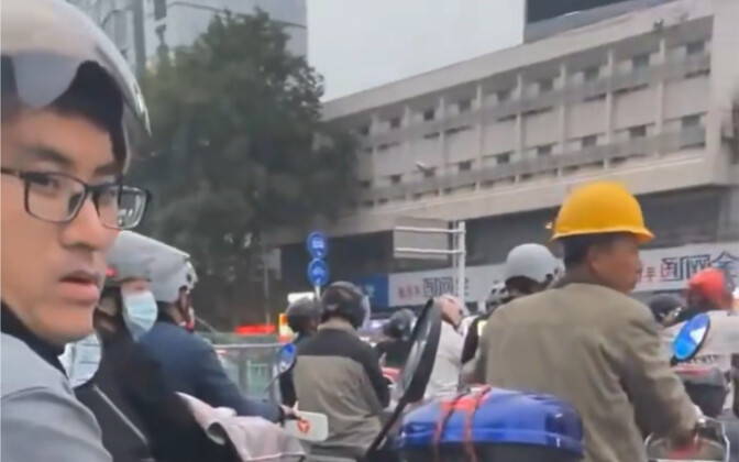 يلعب بالزراعة