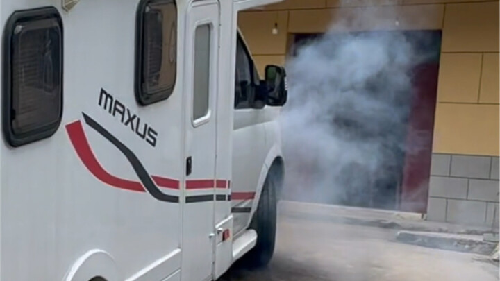 Barbie Q nih, mobil RV-nya nyungsep ke lubang—bos, abang yang datang ngebantu, dan aku sendiri juga 