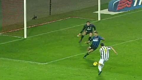 Pemain Juventus saat mencetak gol mengecoh kiper lawan