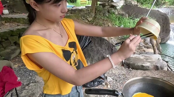 Cô ấy lại còn muốn dạy tôi nấu ăn, hừ! Thật là mơ tưởng viển vông!