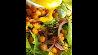 “สลัดบรอกโคลีถั่วชิกพี”