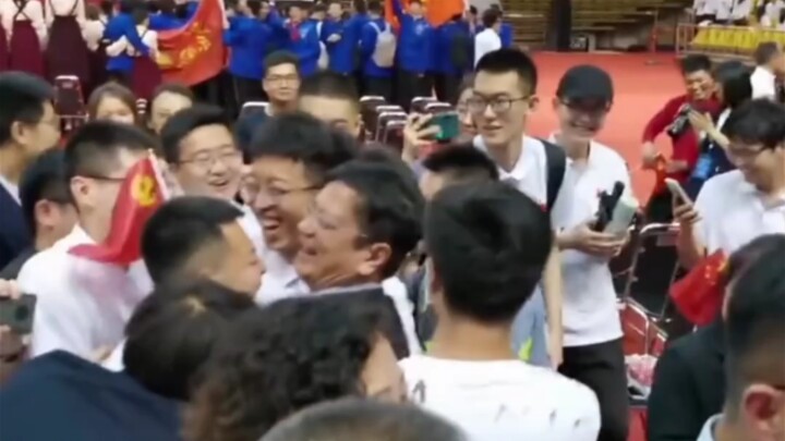 Zheng Qiang, Party Secretary of Taiyuan University of Technology, was warmly welcomed by students, w