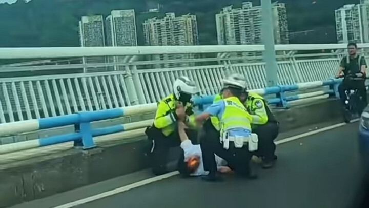 تم وضع نقطة حراسة كل 50 خطوة على جسر تشونغتشينغ نهر اليانغتسي لمنع تكرار مأساة "القط السمين" #الترند