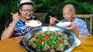2斤夹心肉，2斤淀粉，做一份“葱香滑肉”口感滑嫩，汤鲜味美