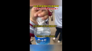 Seorang gadis secara tidak sengaja salah ambil air setelah latihan militer, lalu tanpa sadar menguca