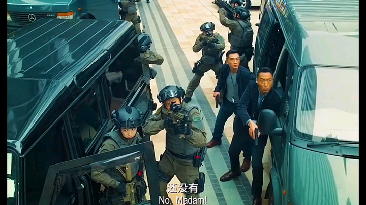 他也是个孩子，只是换了衣服成了战士；