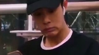 Xiao Zhan was browsing his phone. What happened next made me laugh the whole night. 