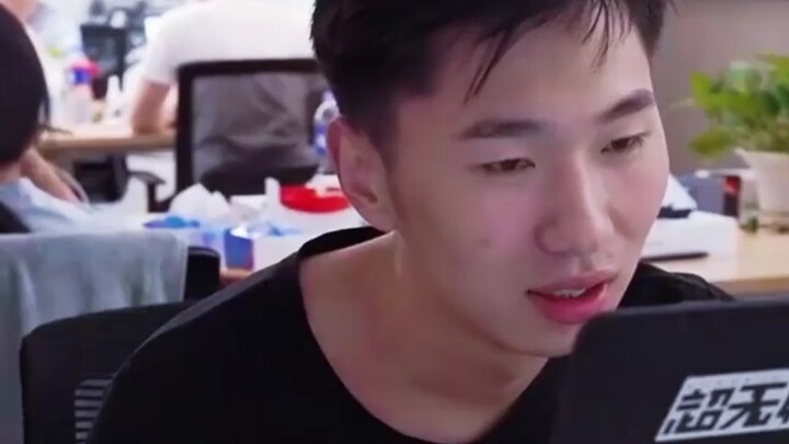 ثمانية أشهر دون رواتب، ولم يترك أحد في معهد التصميم وظيفته، بل ينتظر الجميع أن تتم إقالتهم للحصول عل