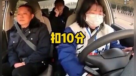 Those hilarious, quirky female drivers—when trouble strikes, don’t panic; whip out your phone and po