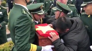Khi biết tin con trai hy sinh, cha mẹ đã khóc nức nở. Xin tri ân mỗi người anh hùng!