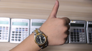 Đeo Rolex Đánh Máy Tính Biểu Diễn Cuộc Sống Khô Khan Của Chu Nhất Đán