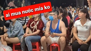Trai đẹp đi mua bánh tráng trộn DIVA Cát Thy đem theo "bịch nước mía" siêu to khổng lồ