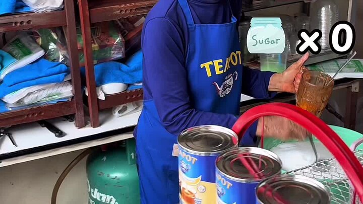 شاي الحليب المصنوع يدويًا من الجدة المسنة التي تحظى بشعبية كبيرة في تايلاند!