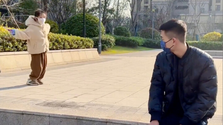 哥哥虽没说，但一定觉得妹妹还挺厉害的！ |  记录2023年的春天（开头建议减小音量哦）