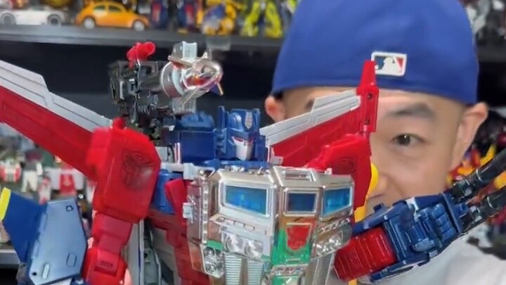 After the combination, Chao Shen Ren Lai looks tall and handsome from the front, and looks like a su