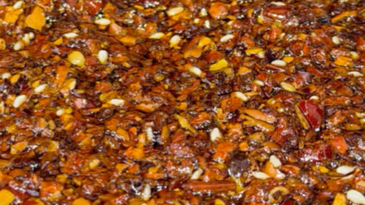 Ikuti saja, di rumah pun Anda bisa membuat sambal cabe yang merah menyala, berminyak mengkilap, dan 