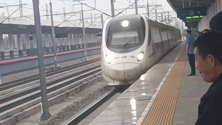 Station attendant: "Who wants to harm me?" - Harbin CRH5A whistles rarely when entering the station