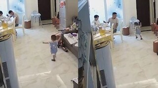 宝宝在家突然学会走路，直奔向妈妈怀抱，一旁宝爸看到后反应亮了