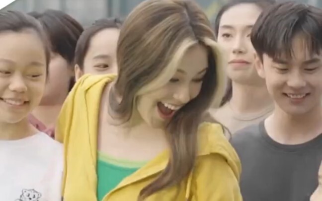 #EileenGu’s romance reportedly exposed: she’s sitting on a handsome foreign guy’s lap and hugging hi