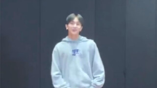 كلما أشاهد هذا، لا أستطيع منع زوايا فمي من الارتفاع تلقائيًا.