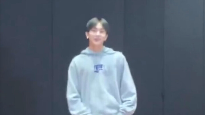 كلما أشاهد هذا، لا أستطيع منع زوايا فمي من الارتفاع تلقائيًا.