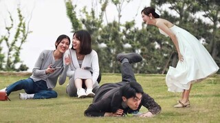 Hiding the Embarrassment of Falling over | Prank 小伙为了掩饰摔倒的尴尬而做出惊人之举，小姐姐们看呆了