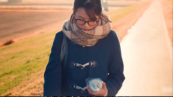 Setiap kali gadis itu tertidur, gurunya akan diam-diam merangkak keluar dari bawah tempat tidur...