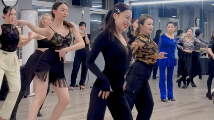 Samba dance lightly ~ She is a flexible girl. Come and @ the girl next to you to dance for you to se