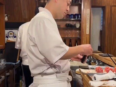 In Japanese restaurants, the “smile service”—the way the staff can switch expressions in an instant…
