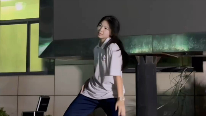 Nhảy up làm bùng nổ cả trường