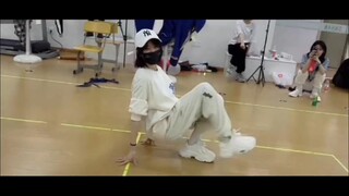 【سنه 48 جيانغ يون】أليست ذهبت لتلعب لعبة؟ لكن تم إجبارها على أداء ثلاث أغانٍ فردية، ها ها