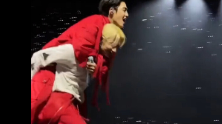 【จุนเช่อ】เหวินจวิ้นฮุยแบกชเวซึงเชอลแบบไม่ต้องจับมือเลย เพราะชเวซึงเชอลเกาะตัวเองไว้ แล้วก็โยกไปมาอีก