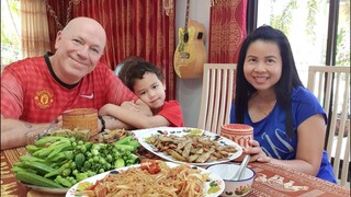 ส้มตำปลาร้า ทอดปลาซิวอ้าวหอมๆ ข้าวก่ำ  Spicy Papaya Salad & Crispy  Baby Fish