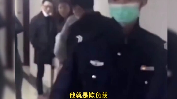 الجنية الصغيرة تستدعي فني تغيير الأقفال لكنها ترفض الدفع وتتمادى في المماطلة واتصلت بالشرطة!