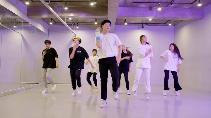 Nhảy cover bài hát trở lại mới nhất của BTS (Dynamite) trong phòng tập