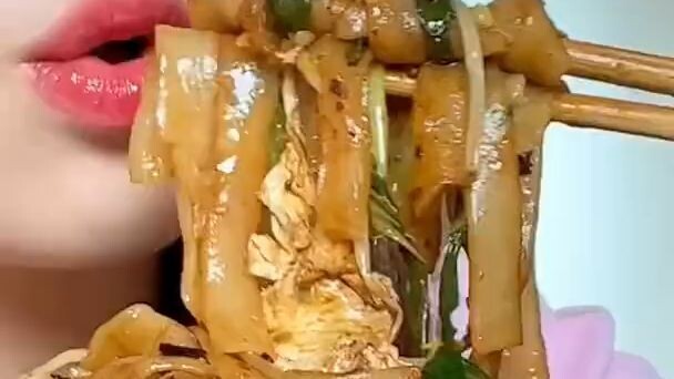 ASMR Ăn cùng NiuNiu Mì Bún Thịt Dòn Rụm Bánh Bao