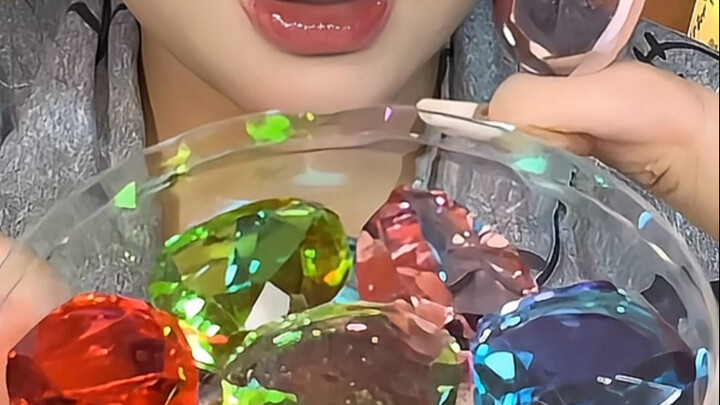 ลองชิมลูกอมพลอยคริสตัลสวยๆ ดูสิ ว่าอร่อยไหม
