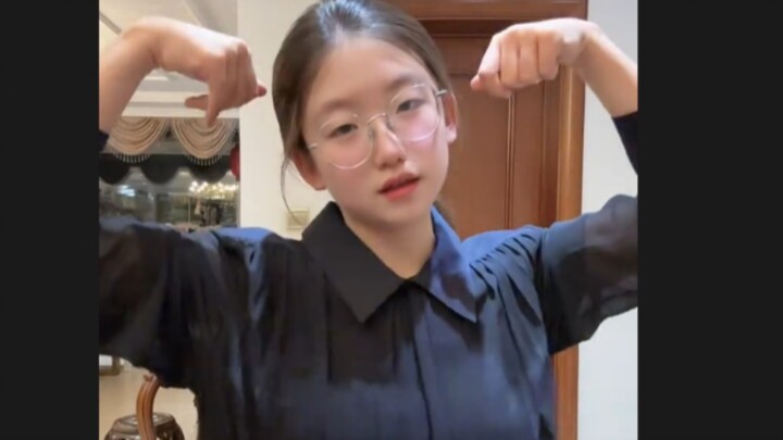 Middle School Student, 14 Years Old (⌒▽⌒) (Glasses Version)