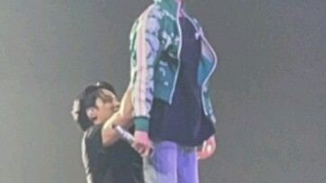 【奎八】 金珉奎 真的有那么爱吗 现在演出固定节目捞起相机拍lp！（老六:你可真行…